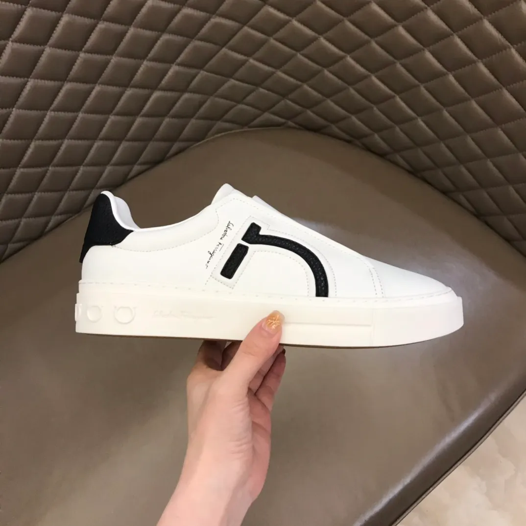 p400【Salvatore Ferraga**】New men's low-top casual shoes! Top-quality cow products, original lasts, made of imported cowhide, first-class texture, first-layer sheepskin lining! Original outsole! The details are exquisite and the style is versatile and upscale! Decorated with a three-dimensional Gancini logo, the back of the tongue and lace-up piping add a pop of color. The high-tech sole features a holographic pattern and Gancini details, making it ideal for a practical yet stylish everyday look. Code number 38-44 (45 can be customized)